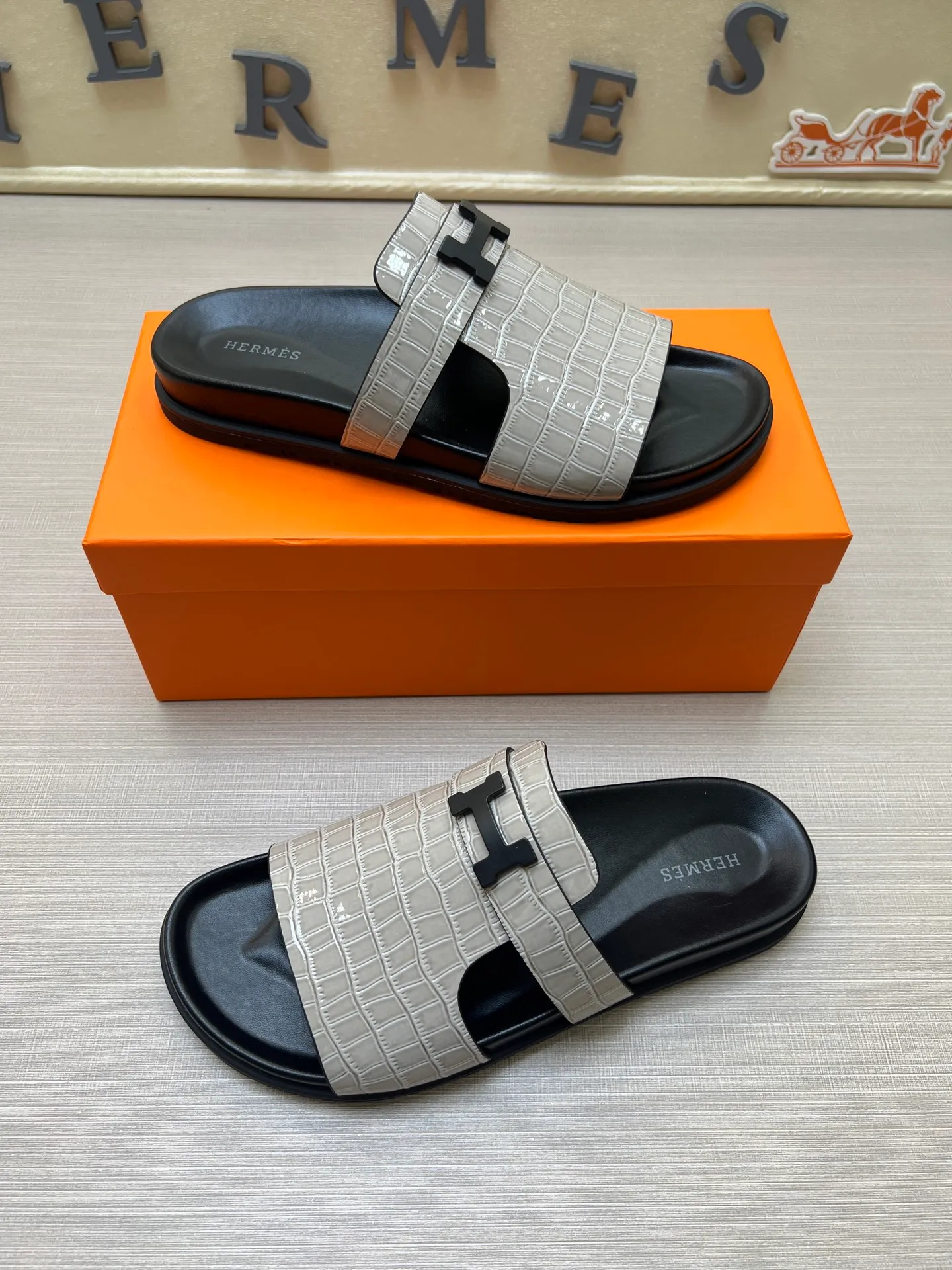 [H Family Hermès] P: 360💰 Size: 38-45 Hermes Men’s Kazimir Slippers - 2025 Summer New Hermès Same as the original version, with colored cowhide surface + rubber combined sole, handmade by master-level craftsmen! ❥High-end customization, exclusive products, the highest version in the industry.